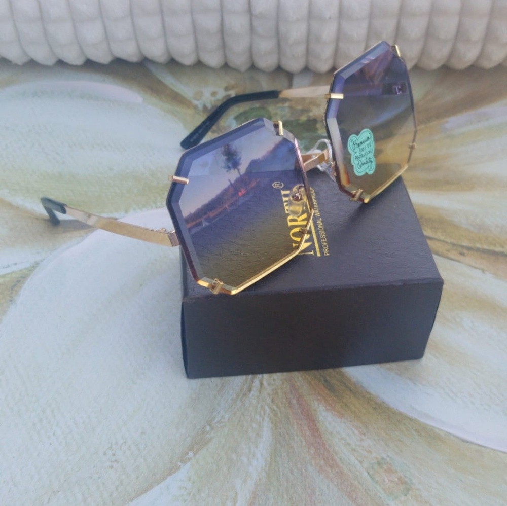 NEW TRENDY MIRRORED HEXAGONAL WOMAN SUNGLASSES
C - Picture 2 of 2